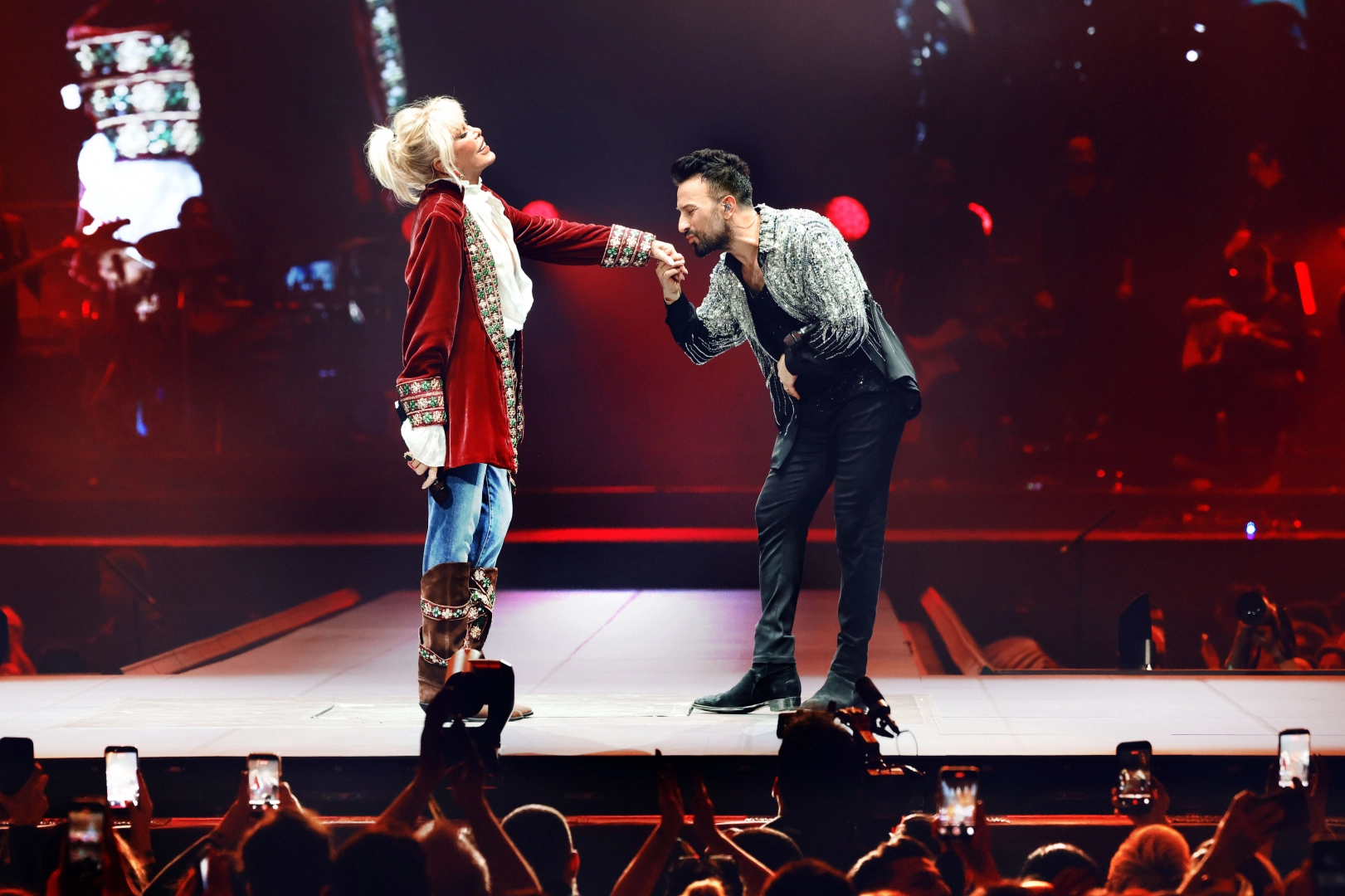 Megastar&rsquo;ın sahnesinden S&uuml;perstar ge&ccedil;ti