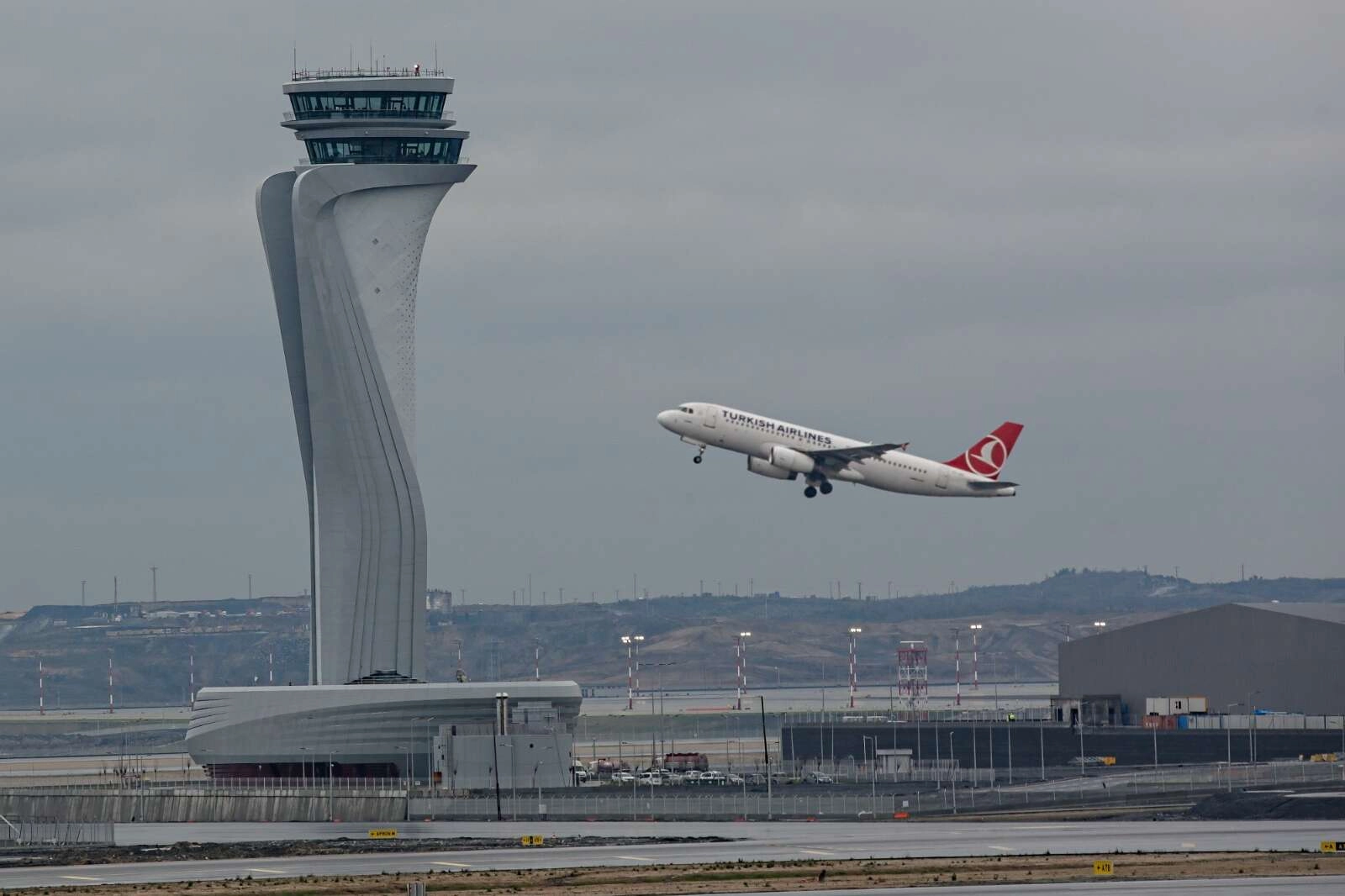 İstanbul Havalimanı&rsquo;ndan tarihi rekor... 1 g&uuml;nde 1.730 u&ccedil;uş