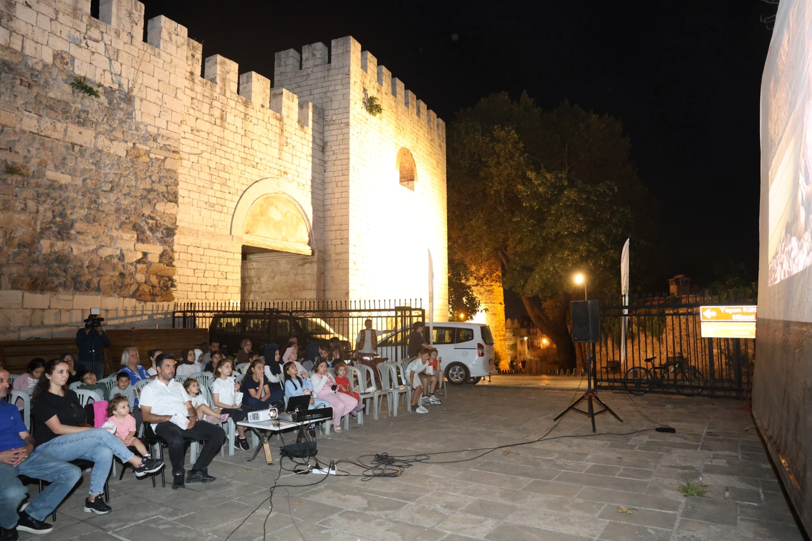 Tarihi surların g&ouml;lgesinde sinema keyfi
