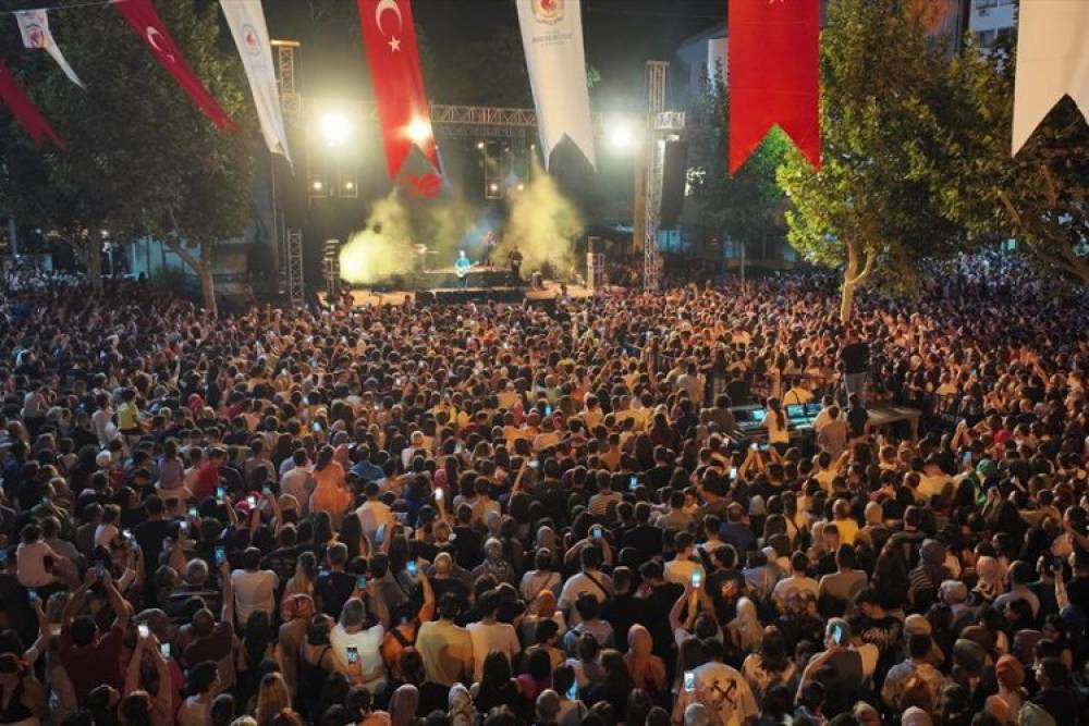 Emre Aydın'dan Zafer şarkıları