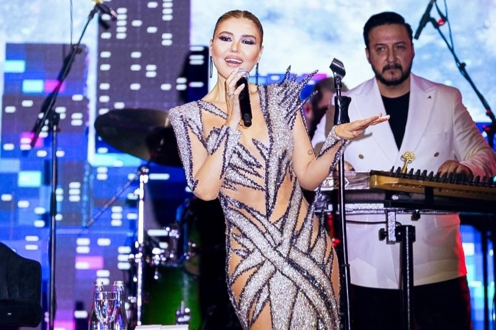 G&uuml;lben Ergen yeni yılı İzmir'de sahnedeki rit&uuml;elle karşıladı