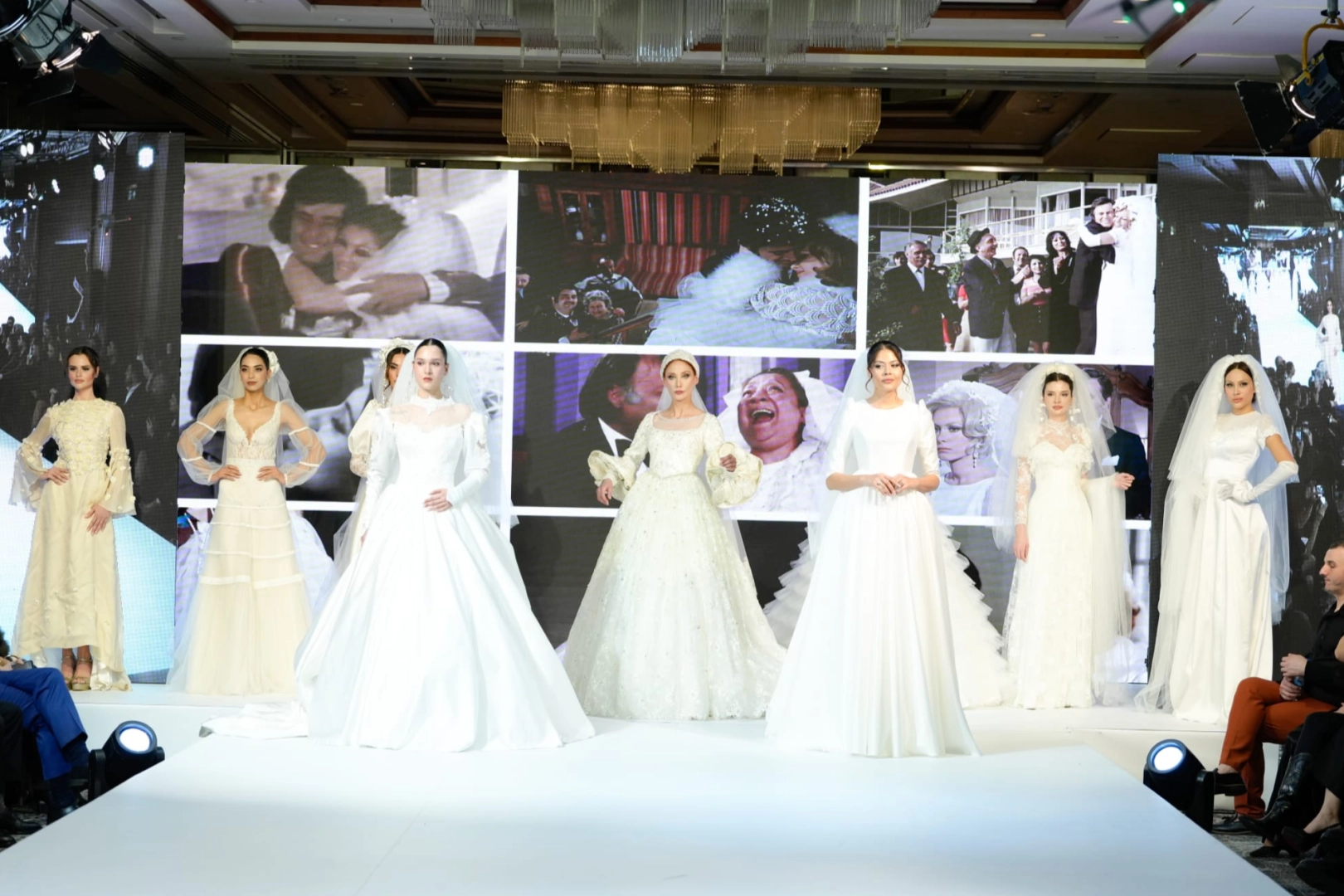 İstanbul&rsquo;da gelinlik defilesi moda severleri b&uuml;y&uuml;ledi