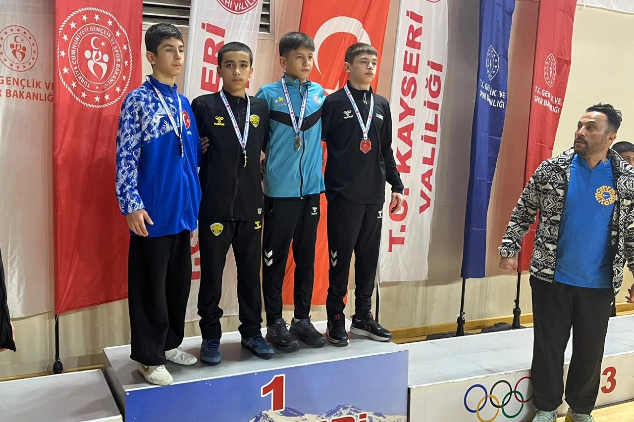 Konyalı g&uuml;reş&ccedil;iler madalyaları topladı