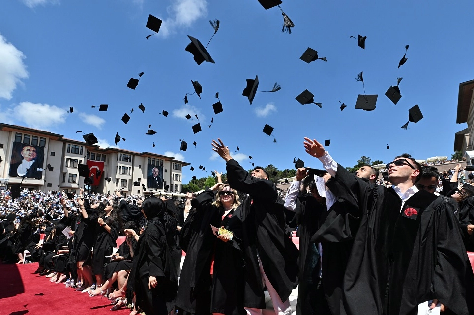 T&uuml;rkiye'de y&uuml;ksek&ouml;ğretim mezuniyetinde rekor artış! Gen&ccedil;lerin yarısına yakını &uuml;niversite mezunu