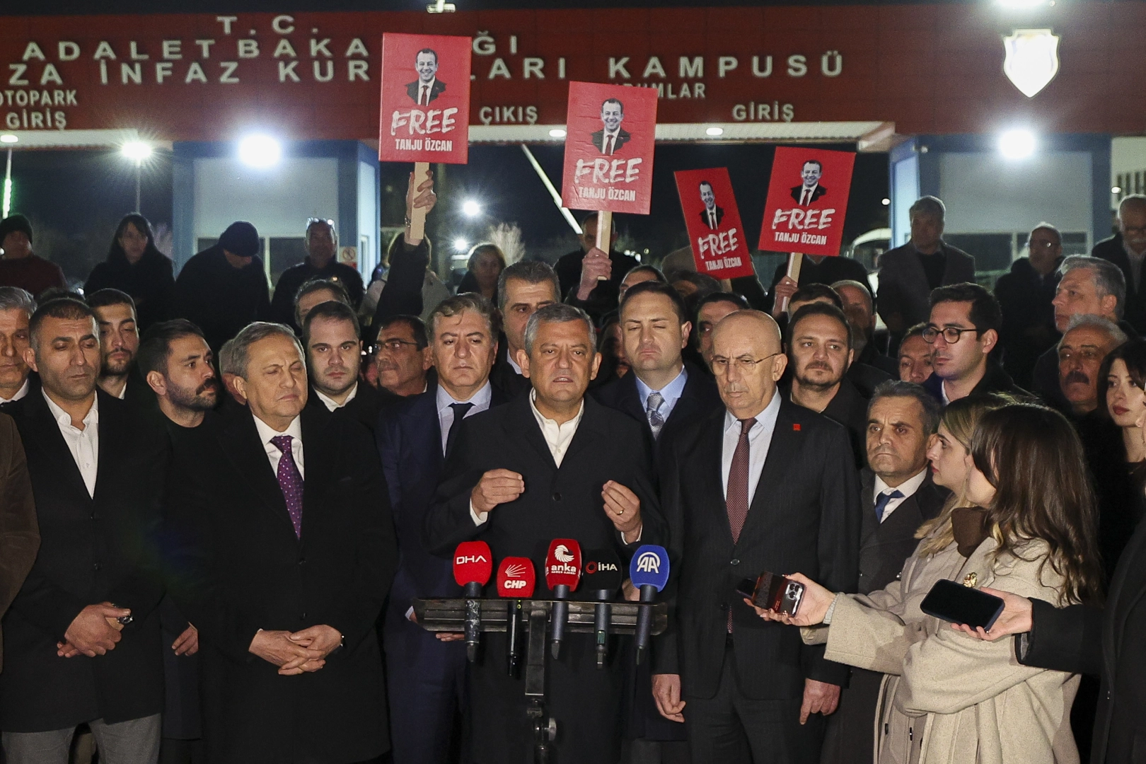 &Ouml;zg&uuml;r &Ouml;zel&rsquo;den Sincan Cezaevi&rsquo;nde Tanju &Ouml;zcan&rsquo;a ziyaret