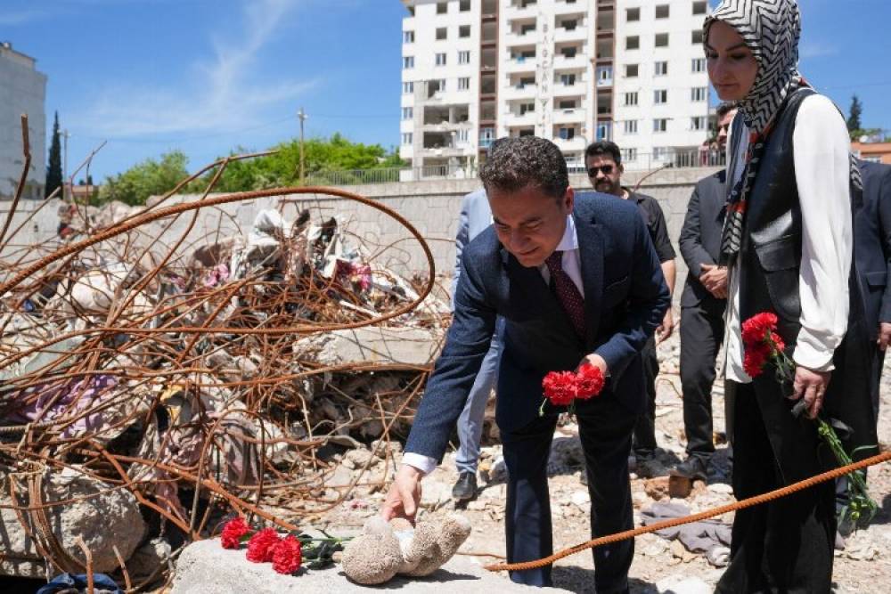 Babacan'dan Ebrar Sitesi Enkazına Karanfil