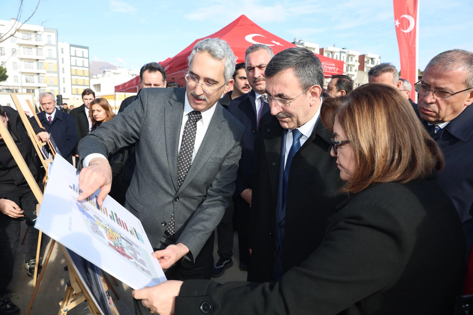 Cumhurbaşkanı Yardımcısı Yılmaz'dan Deprem M&uuml;zesi incelemesi