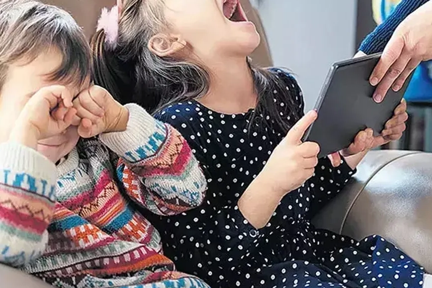 15 yaş altına sosyal medya d&uuml;zenlemesi geliyor... Doğum ve babalık izinleri artıyor!