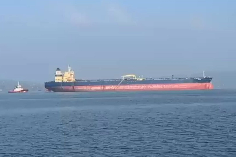 1915 &Ccedil;anakkale K&ouml;pr&uuml;s&uuml; &ouml;nlerinde arızalanan tanker g&uuml;venli b&ouml;lgeye &ccedil;ekildi