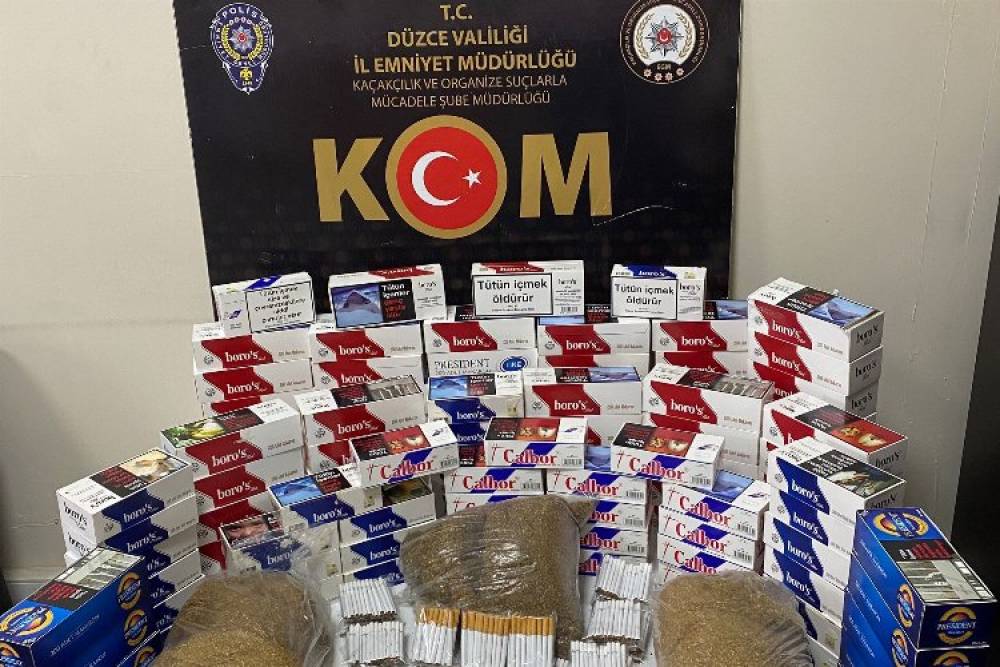 Düzce'de pazar tezgahındaki kaçak sigaralara el konuldu