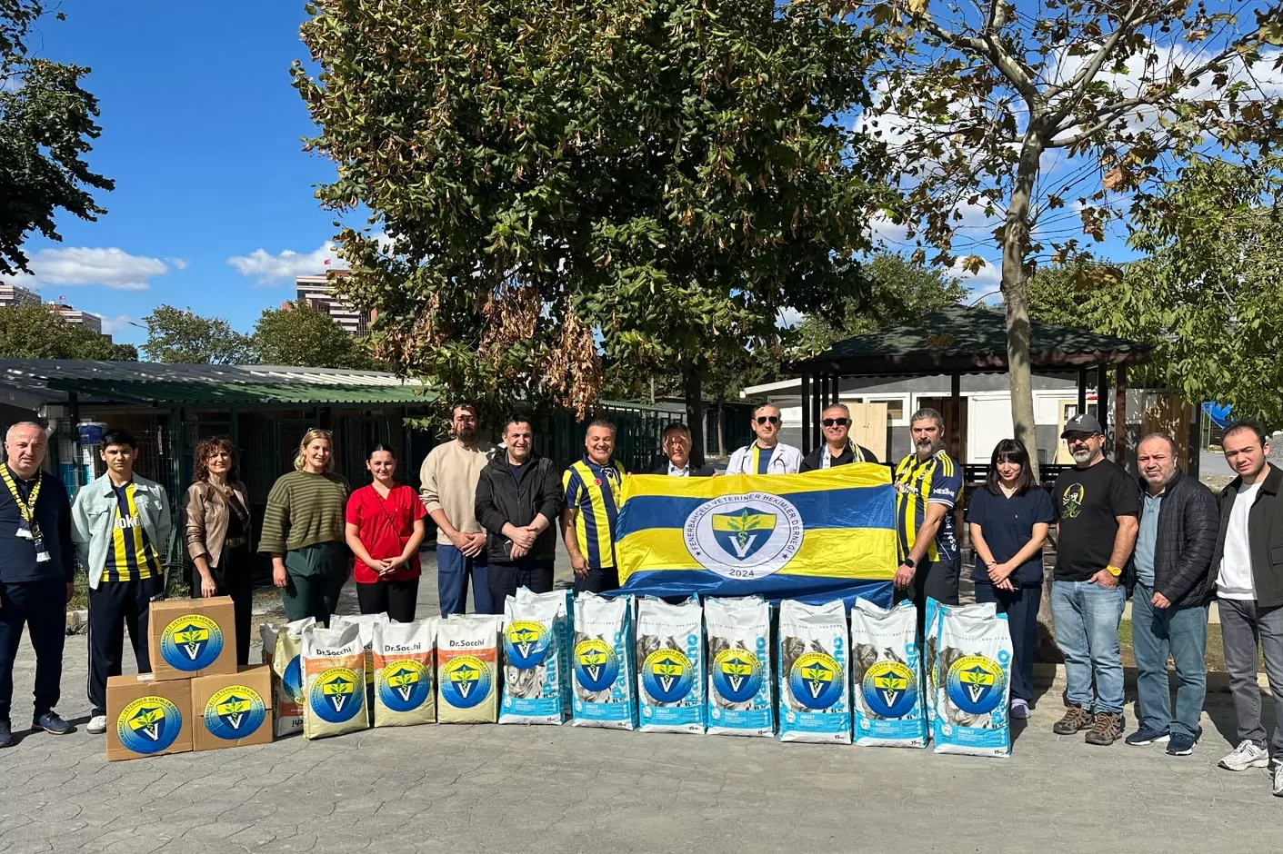 Fenerbah&ccedil;eli veteriner hekimlerden mama desteği