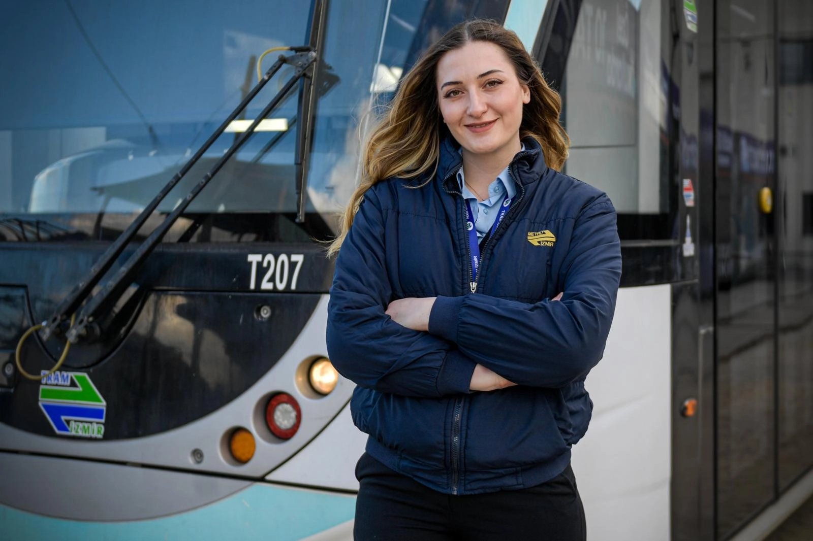 İzmir&rsquo;de tramvay koltuğunda bir kadın... Raylarda kadın g&uuml;c&uuml;