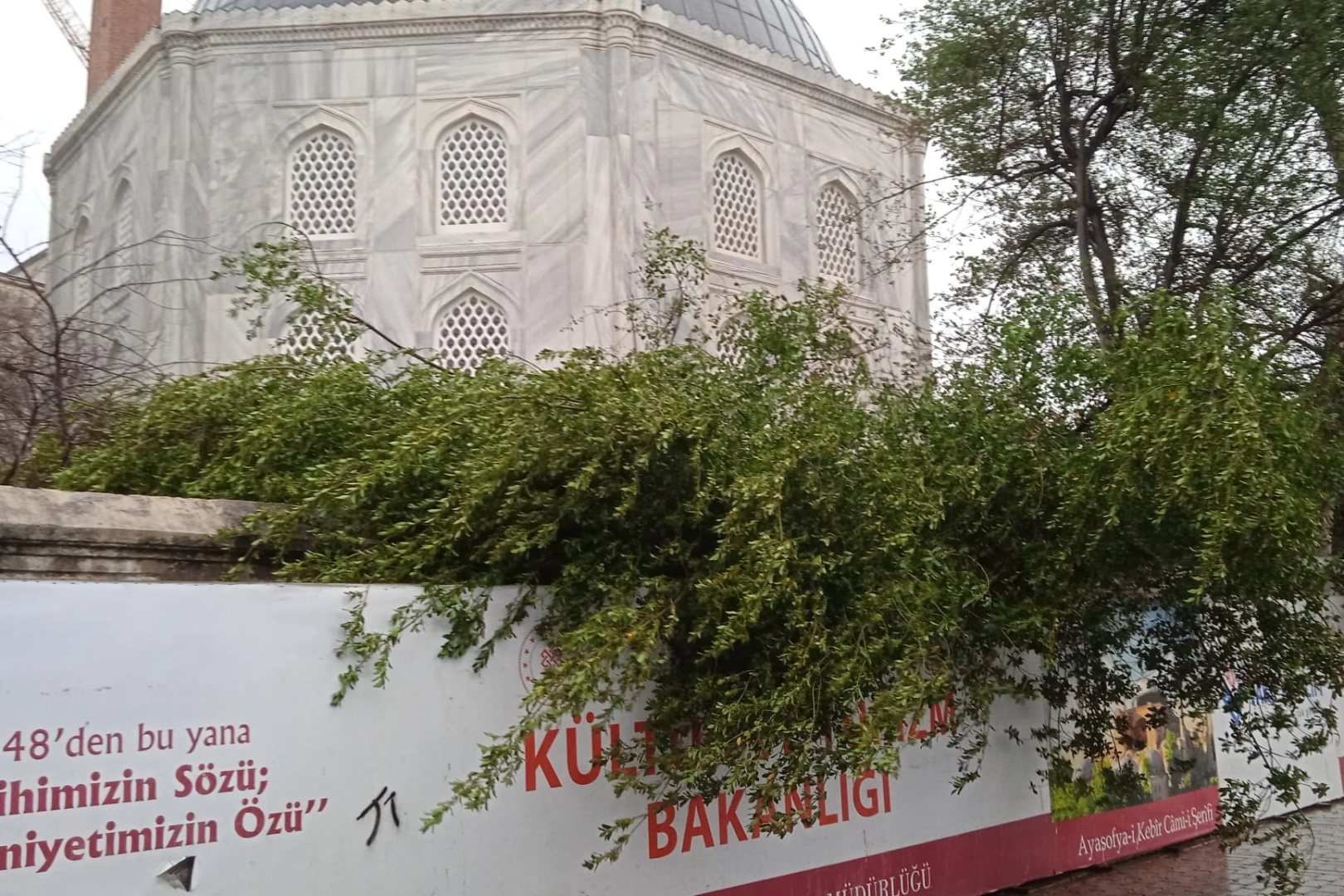 Ayasofya Camii'nde minarenin alemi d&uuml;şt&uuml;!