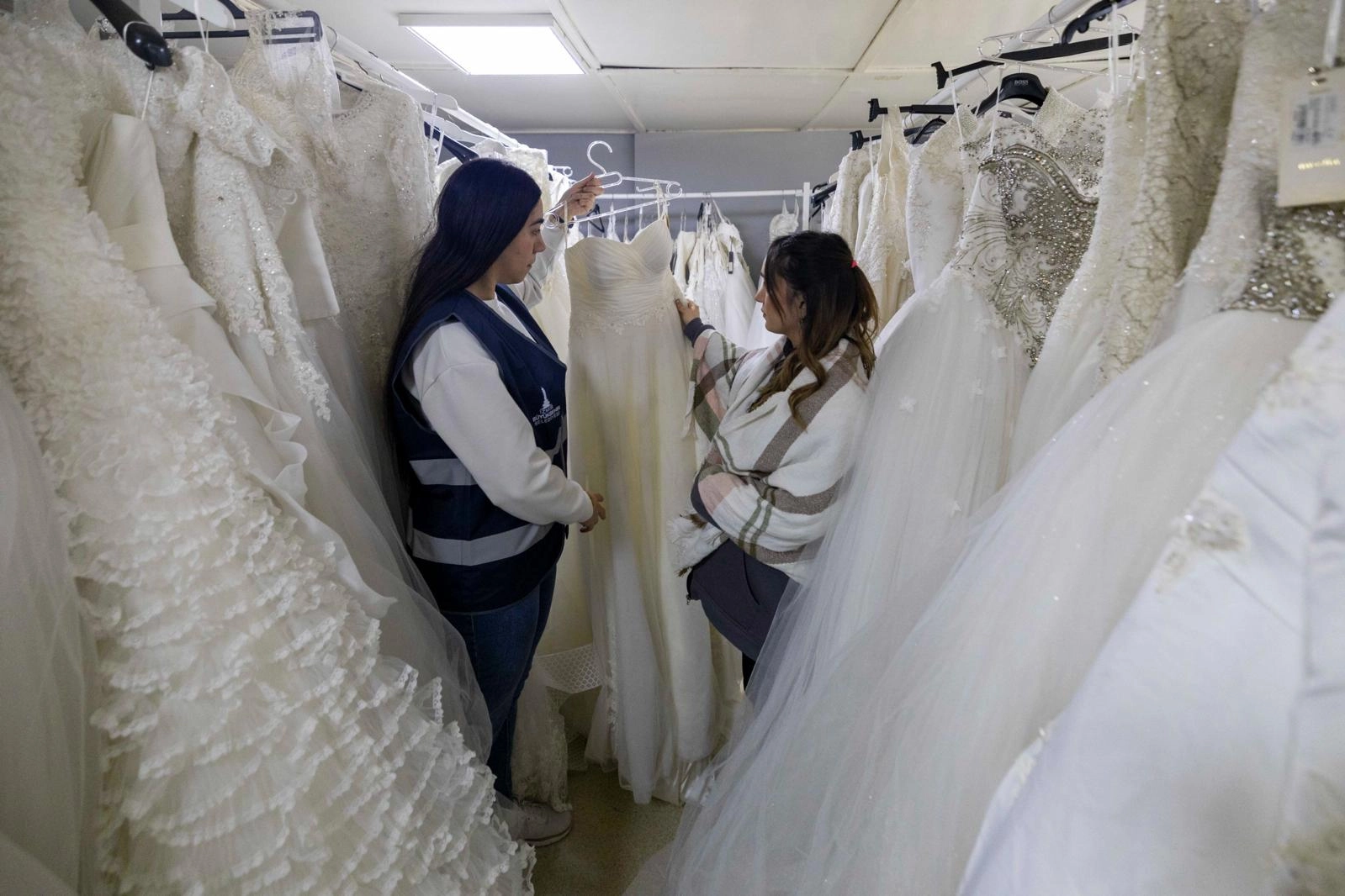 İzmir'den gen&ccedil; &ccedil;iftlere evlilik desteği... Gelinlik hayali &uuml;cretsiz ger&ccedil;ek oluyor