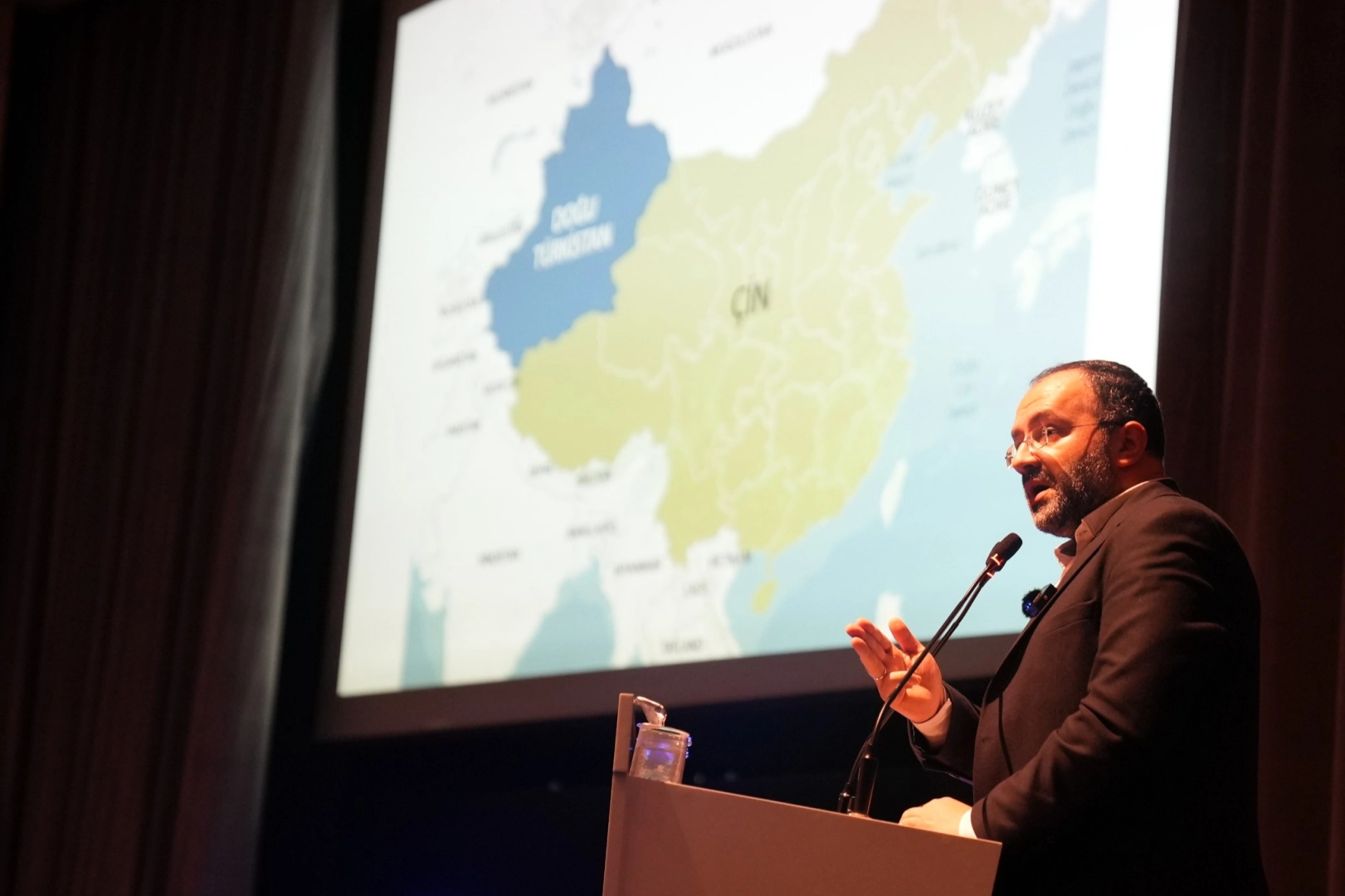 Konya'da 'Doğu T&uuml;rkistan' s&ouml;yleşisi