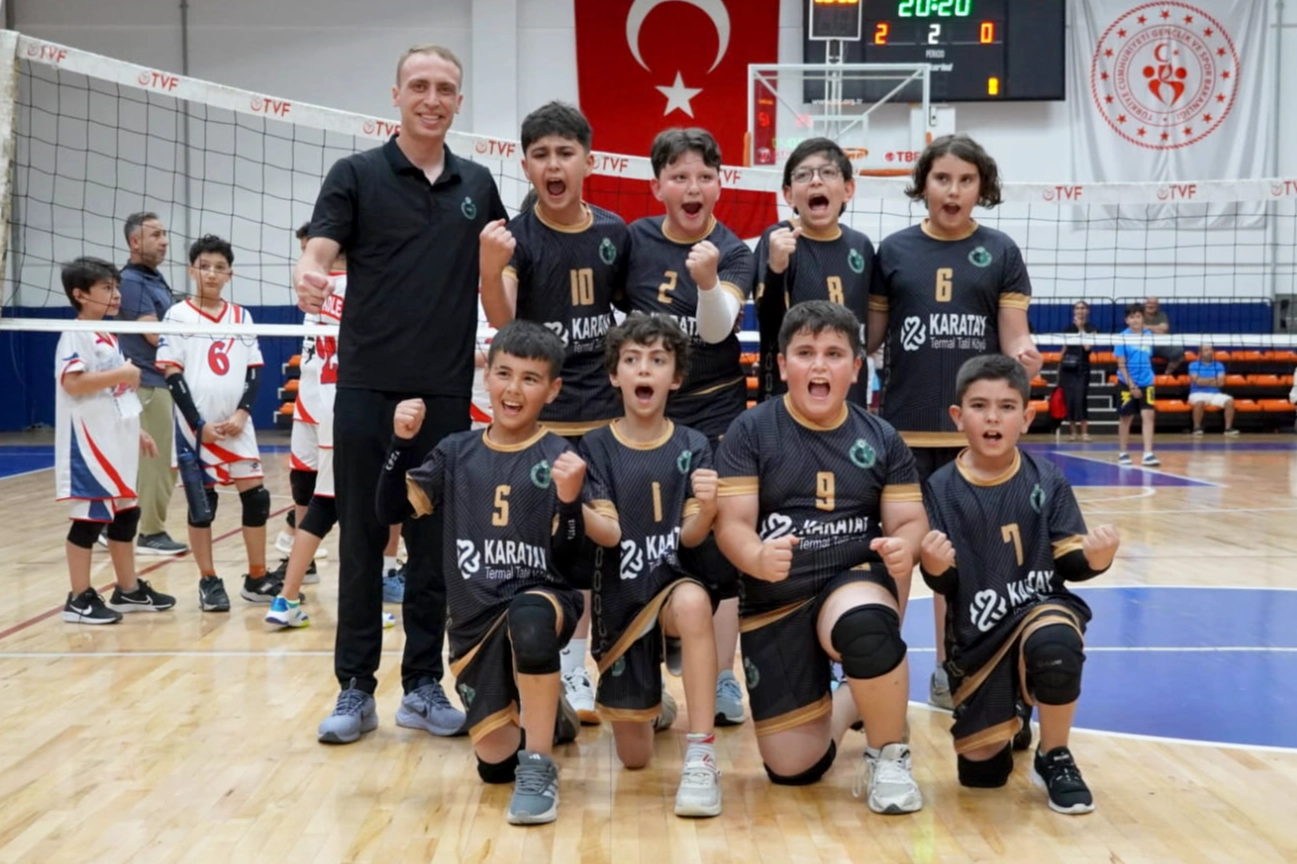 Konya Karatay&rsquo;ın minik efeleri namağlup şampiyon