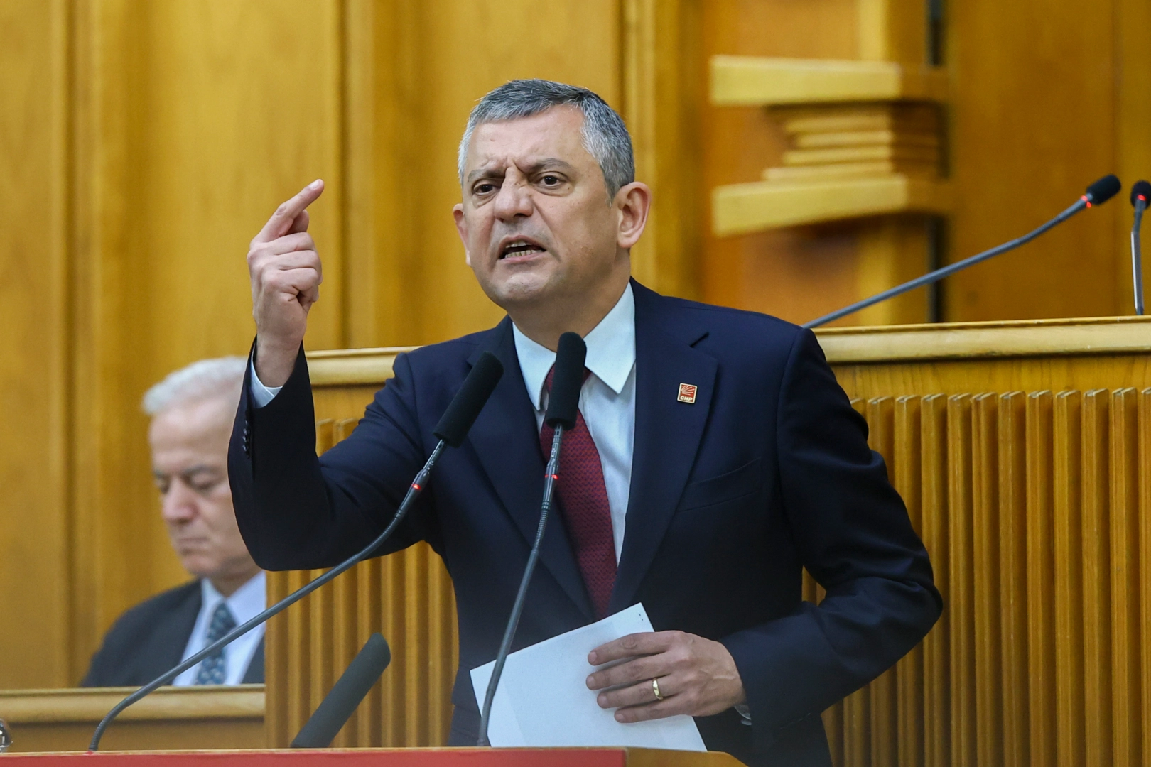 &Ouml;zel: &Ouml;zarslan bir kibrit &ccedil;&ouml;p&uuml; g&ouml;t&uuml;remeyecek!