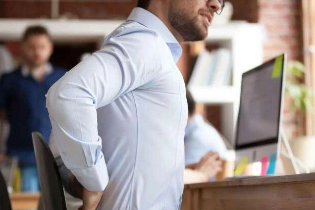 Ofis &ccedil;alışanlarına uyarı! Hareketsiz yaşam omurga sağlığını tehdit ediyor