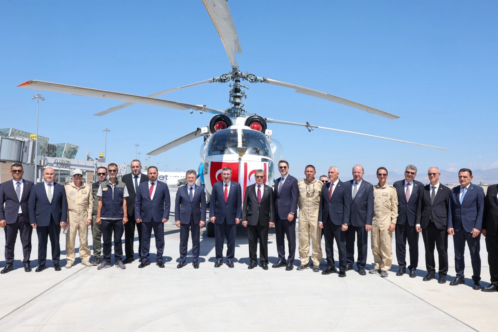 T&uuml;rkiye&rsquo;den KKTC&rsquo;ye yangınla m&uuml;cadele desteği... S&ouml;nd&uuml;rme helikopteri g&ouml;reve başladı