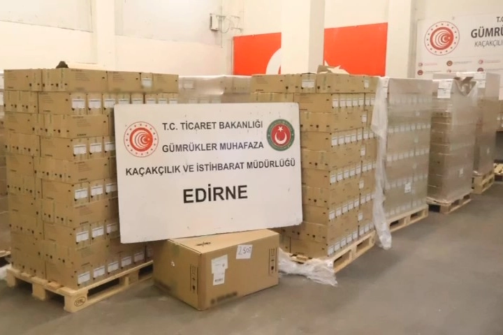 Kapıkule&rsquo;de ka&ccedil;ak&ccedil;ılığa darbe! TIR&rsquo;dan 80 bin adet ka&ccedil;ak serum ve inf&uuml;zyon seti &ccedil;ıktı