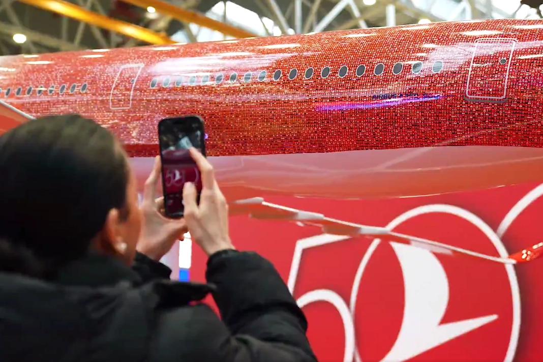 THY'den 500&rsquo;&uuml;nc&uuml; u&ccedil;ak gururu... 100 bin &ccedil;alışanın fotoğrafı g&ouml;ky&uuml;z&uuml;nde