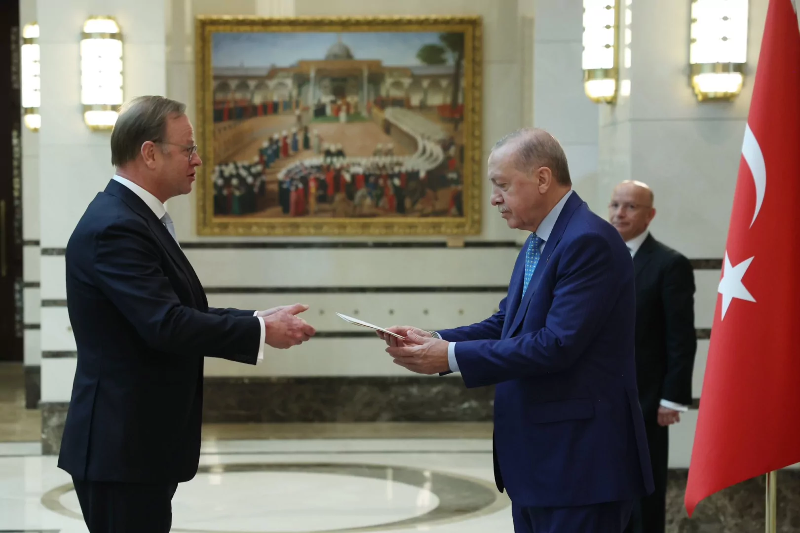 Cumhurbaşkanı Erdoğan, 5 &uuml;lkenin B&uuml;y&uuml;kel&ccedil;isini kabul etti