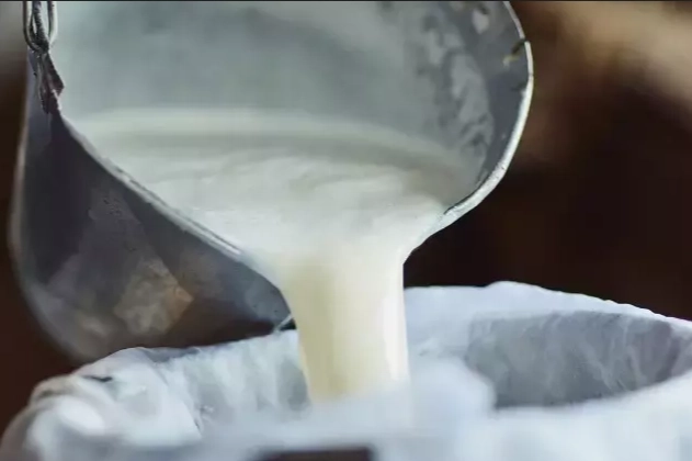 İ&ccedil;me s&uuml;t&uuml; ve tereyağında d&uuml;ş&uuml;ş... Ayran ve kefir &uuml;retimi arttı
