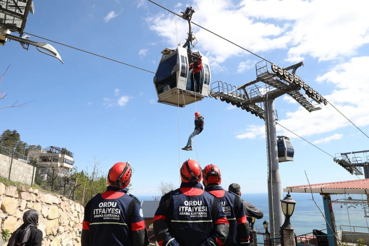 Ordu&rsquo;da teleferik hattında nefes kesen kurtarma tatbikatı