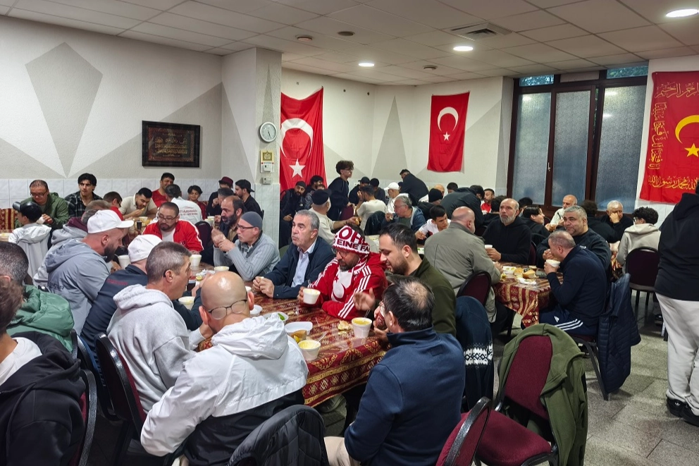 Gurbet&ccedil;iler d&uuml;nya kupası heyecanını Almanya'da camide yaşadı