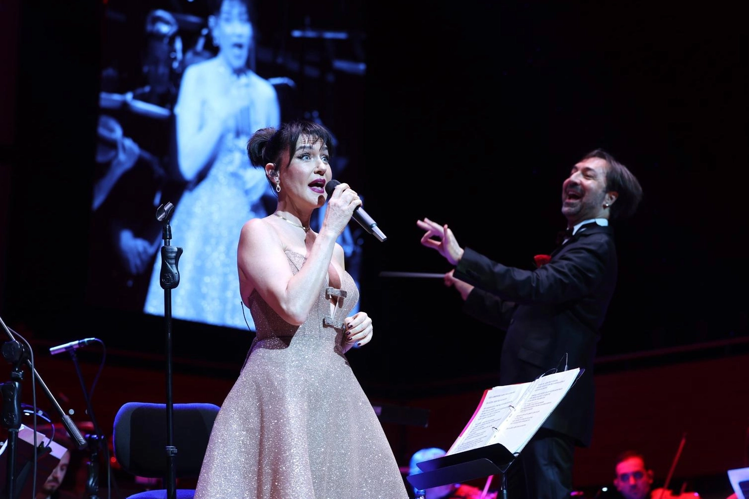 Şevval Sam İzmir'de hem s&ouml;yledi, hem y&ouml;netti