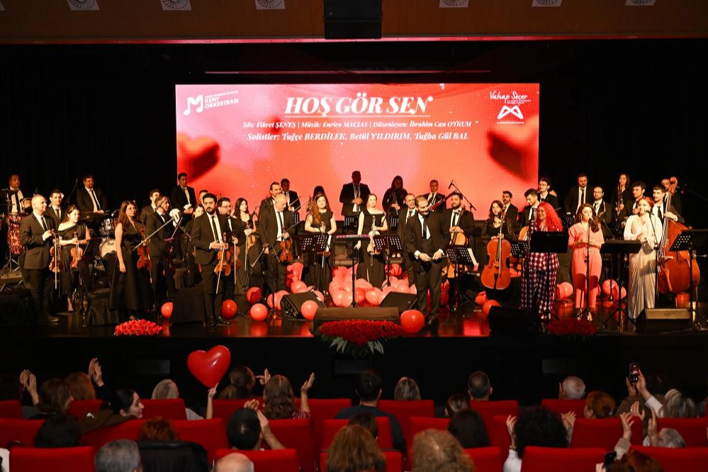 Mersin&rsquo;de Sevgililer G&uuml;n&uuml; Ajda Pekkan şarkılarıyla kutlandı