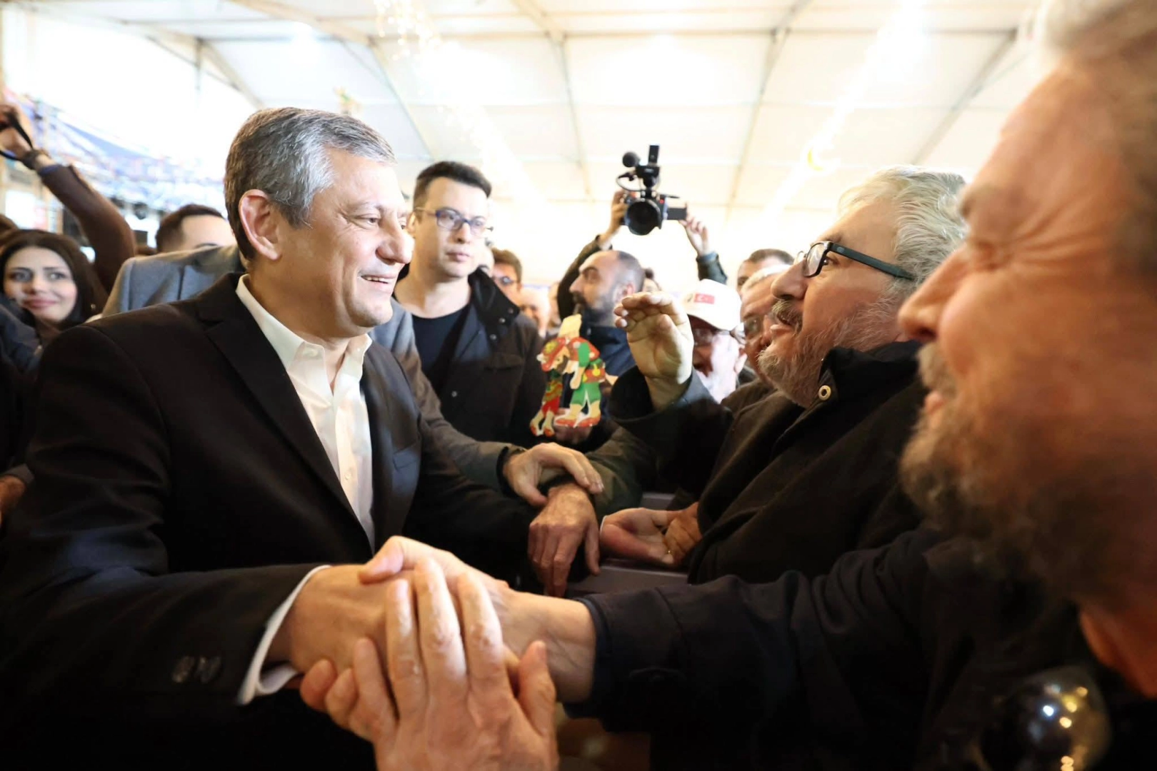 &Ouml;zg&uuml;r &Ouml;zel orucunu Manisalılarla a&ccedil;tı... Bayramda da Manisa'da olacak