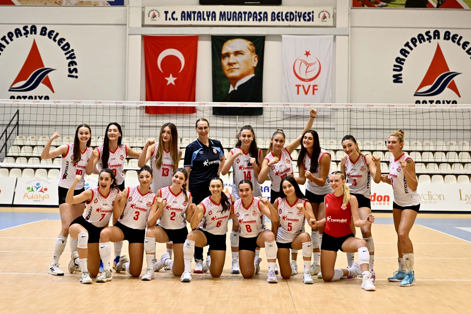 Muratpaşa'nın Sultanları &ccedil;ıkışını s&uuml;rd&uuml;r&uuml;yor