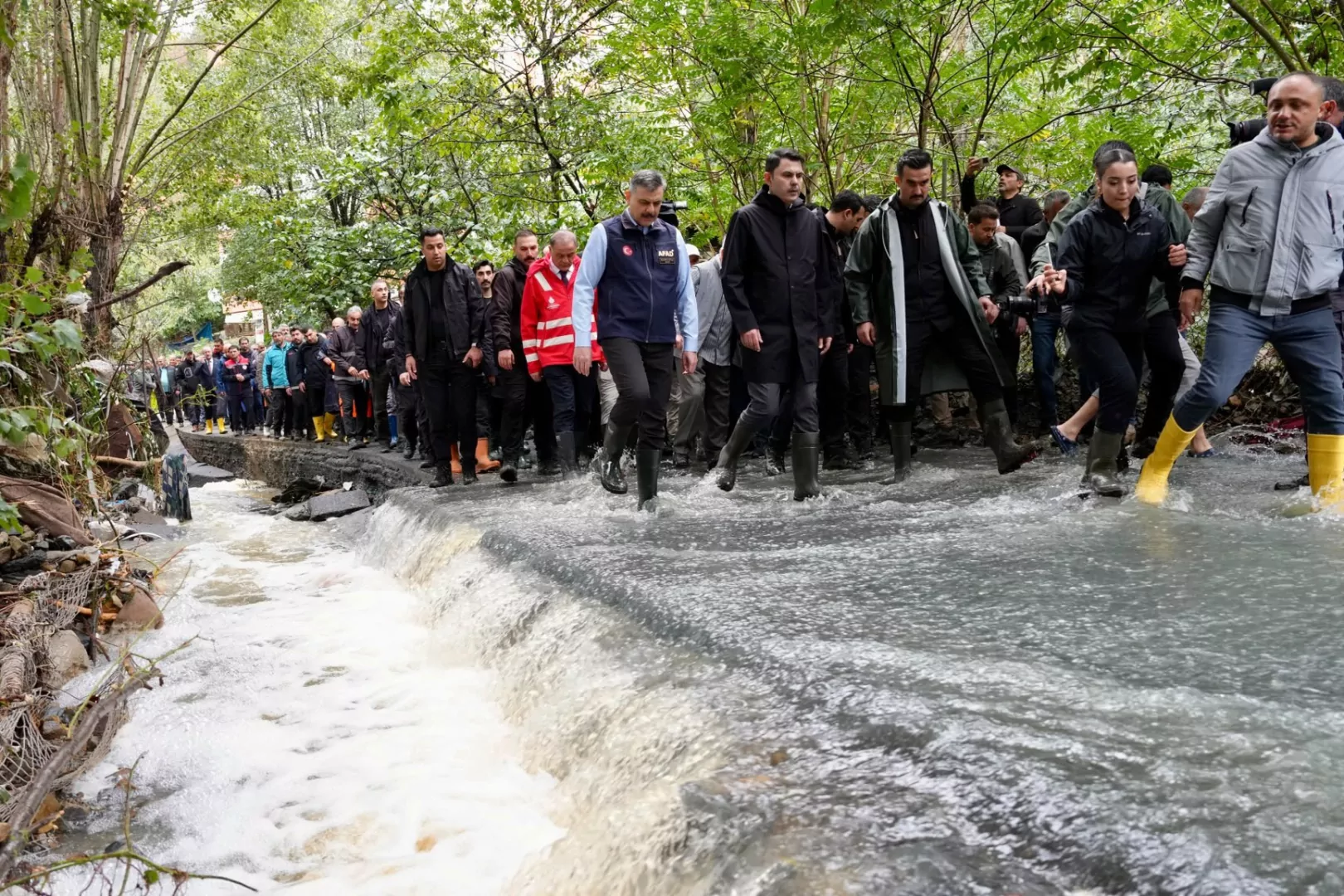 Bakan Kurum&rsquo;dan Ayazağa&rsquo;da sel a&ccedil;ıklaması... &Ouml;nce afetin izlerini kaldıracağız