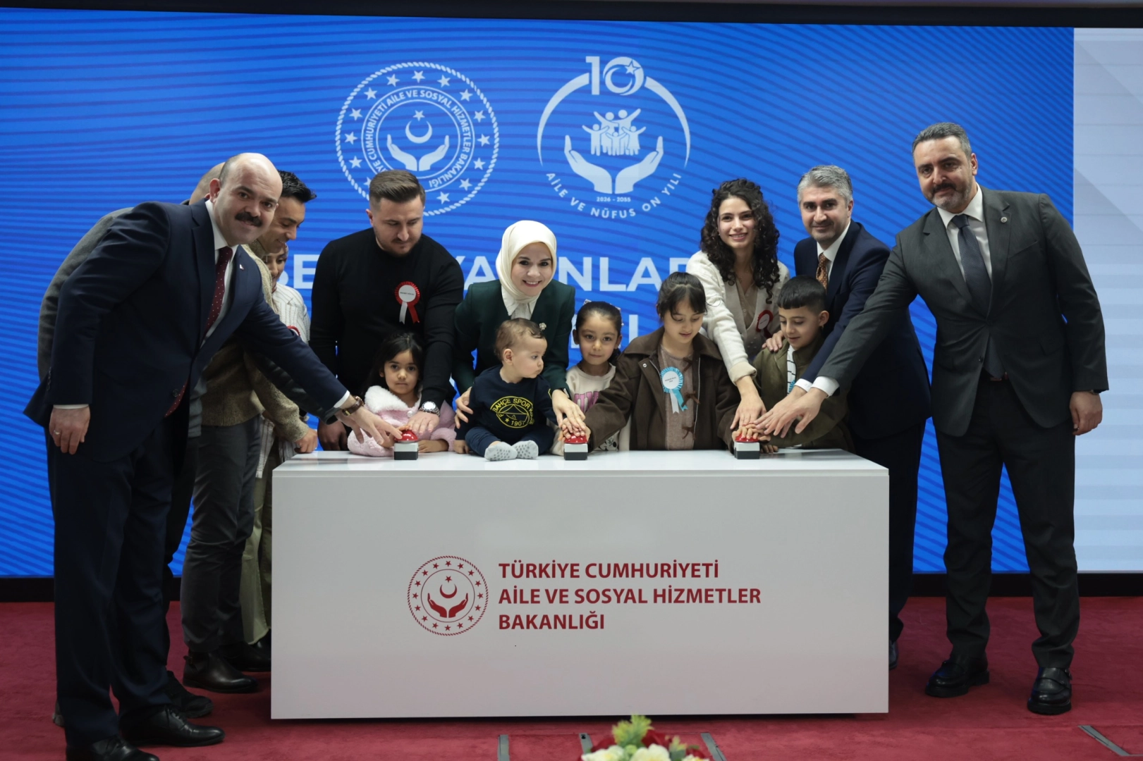 661 şehit, gazi ve yakını kamuya atandı... Şehit ve gazi &ccedil;ocuklarına '25 Yaş Tanıtım Kartı'