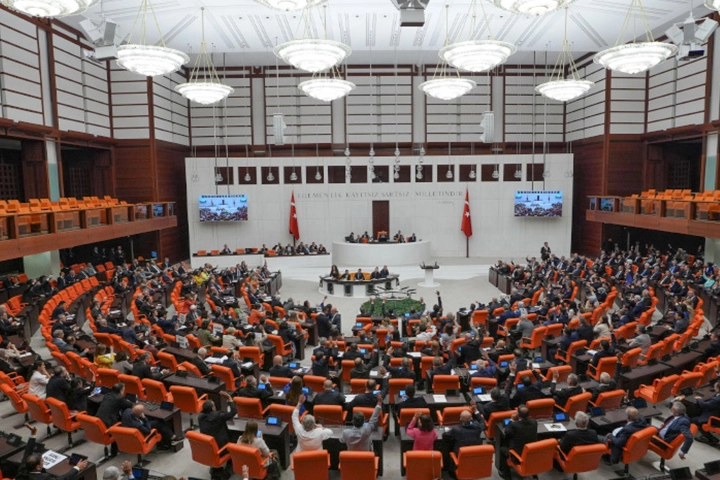 TBMM&rsquo;de tartışmalı torba teklif mesaisi! Polis hakları, basın d&uuml;zenlemesi ve orman alanları g&ouml;r&uuml;ş&uuml;l&uuml;yor