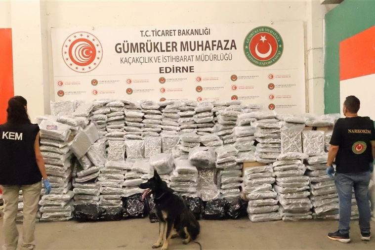 Zehir tacirlerine bir darbe daha! Kapıkule'de 810 kilogram esrar ele ge&ccedil;irildi
