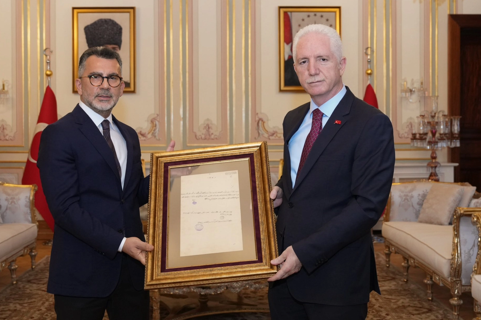 66 yıl sonra bulunan 127 yıllık mektup İstanbul Valiliği&rsquo;ne teslim edildi