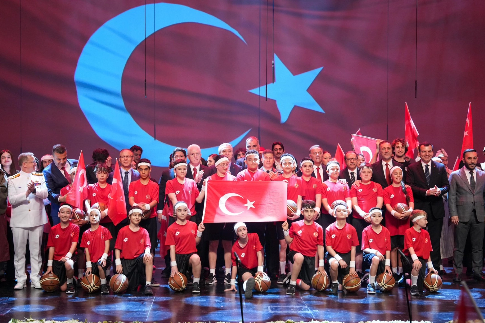 İstanbul AKM kırmızı-beyaza b&uuml;r&uuml;nd&uuml;