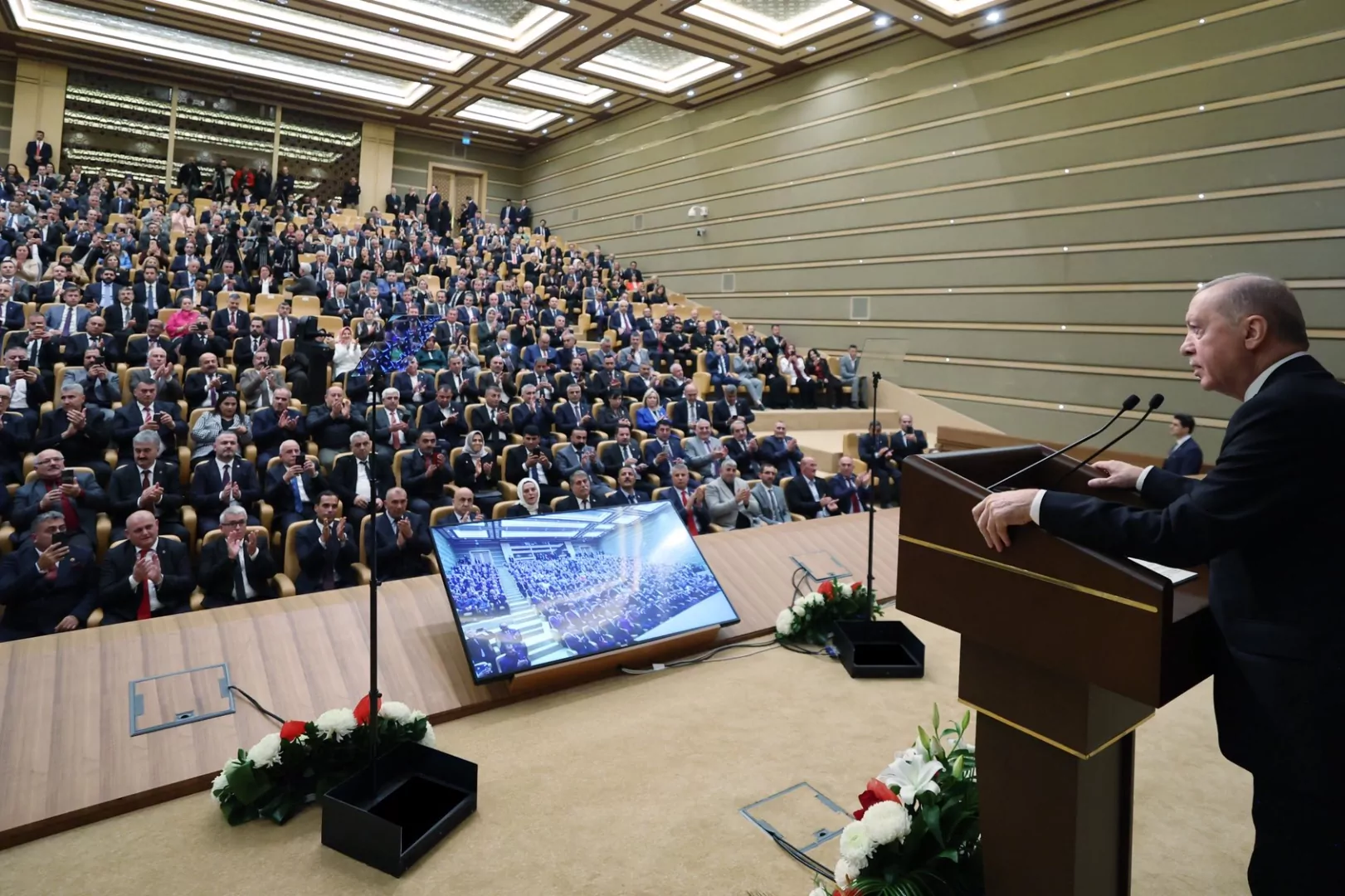 Cumhurbaşkanı Erdoğan'dan muhtarlara: Nifak duvarları &ouml;rmeye &ccedil;alışanlara karşı teyakkuzdayız