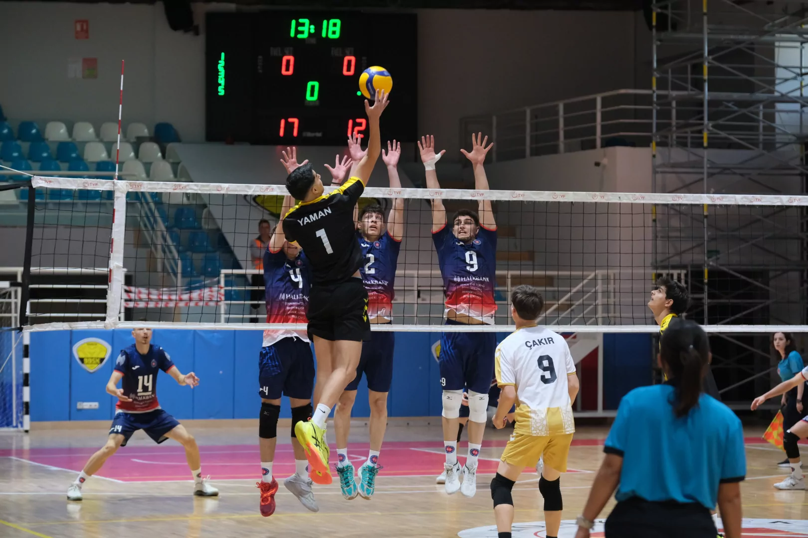 Voleybolda Konya B&uuml;y&uuml;kşehir fırtınası
