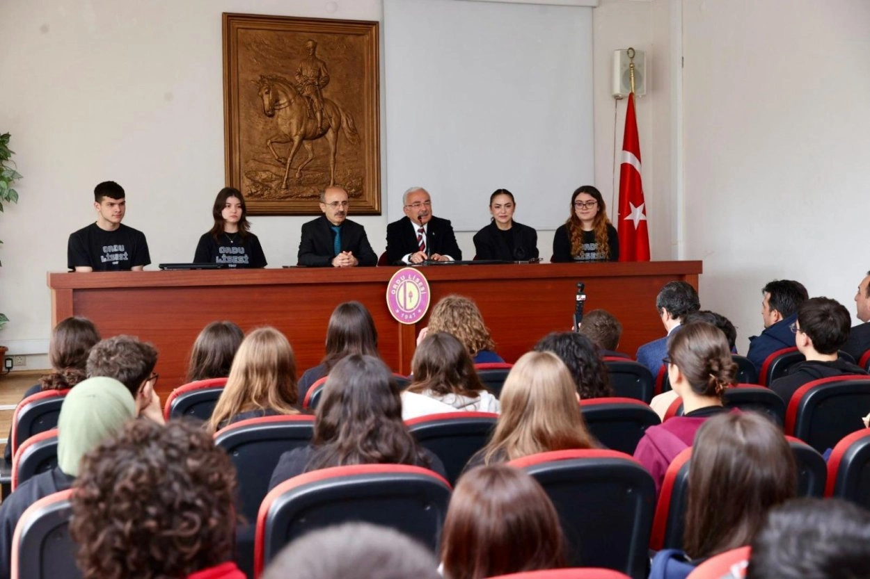 Başkan G&uuml;ler, Ordu Lisesi&rsquo;nde gen&ccedil;lerle buluştu