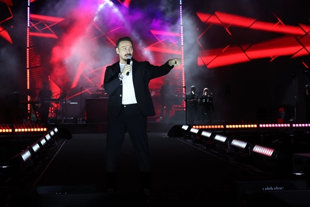 Sinan Ak&ccedil;ıl, Konya'da m&uuml;zikseverlerle buluştu