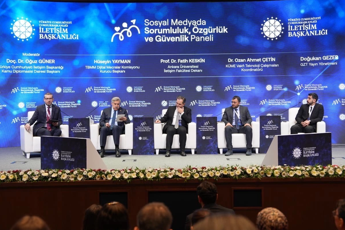 İletişim'den 'sosyal medya' paneli... &Ouml;zg&uuml;rl&uuml;k, sorumluluk ve g&uuml;venlik bu panelde tartışıldı