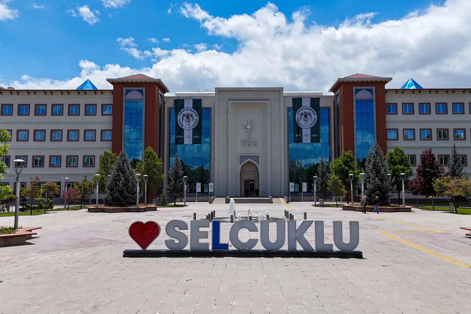 Sel&ccedil;uklu&rsquo;nun sembol mekanları yeşil beyazla donatıldı