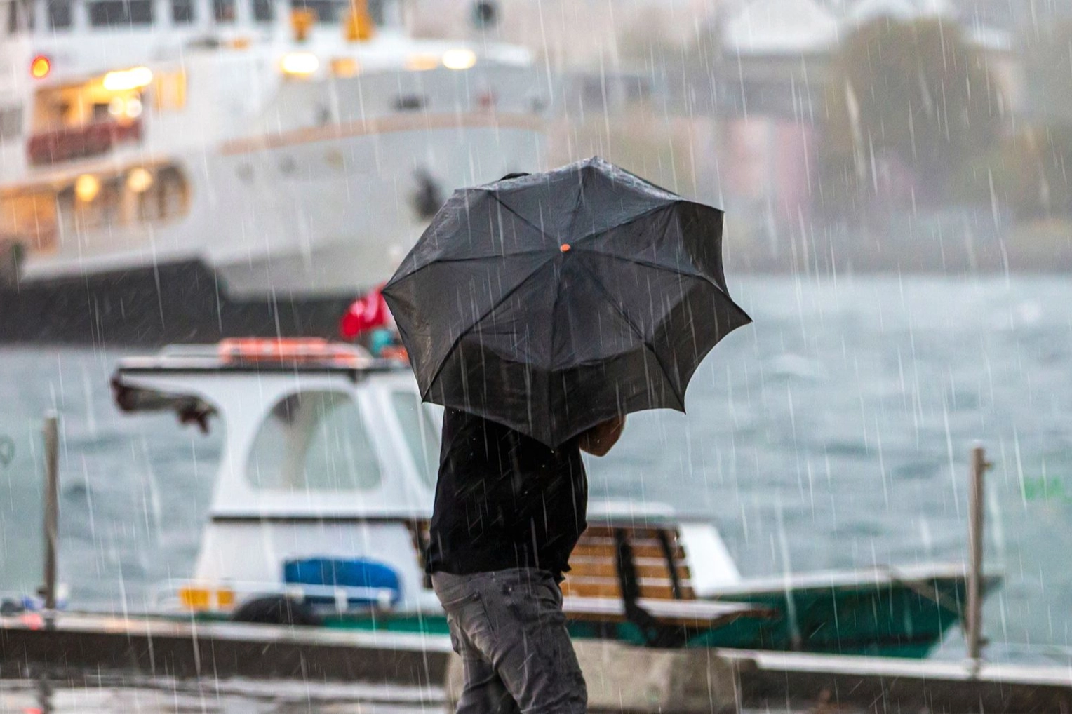 İstanbul'a sağanak ve kuvvetli poyraz uyarısı... Sıcaklıklar 4 derece d&uuml;şecek