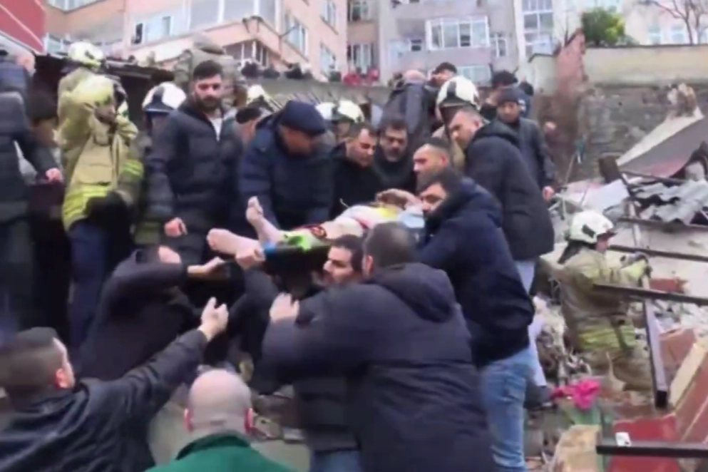 İstanbul Fatih&rsquo;te doğal gaz patlaması! Mahsur kalanlar kurtarılıyor