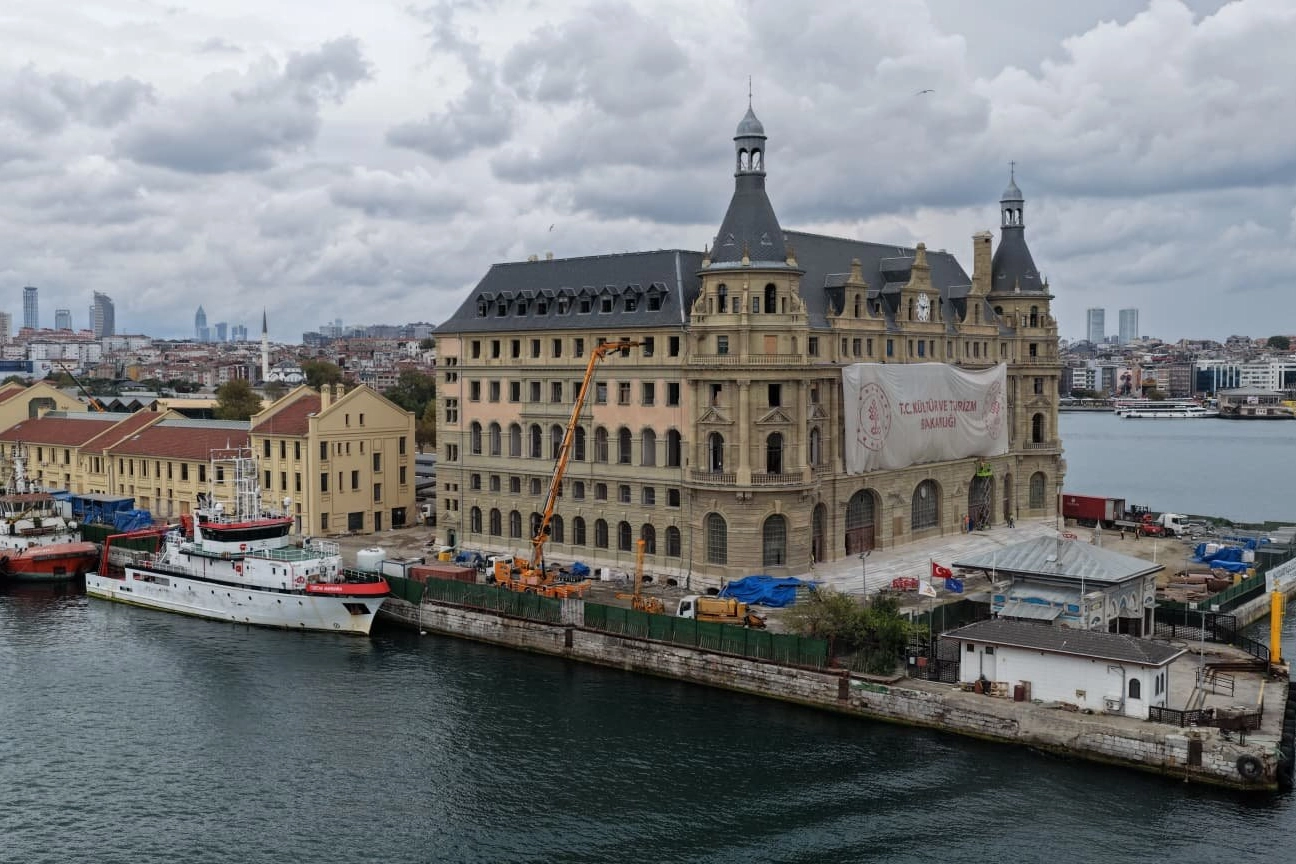 Haydarpaşa Garı&rsquo;nın temelinde kritik bulgu! Ahşap kazıkların y&uuml;zde 80'i yok olmuş