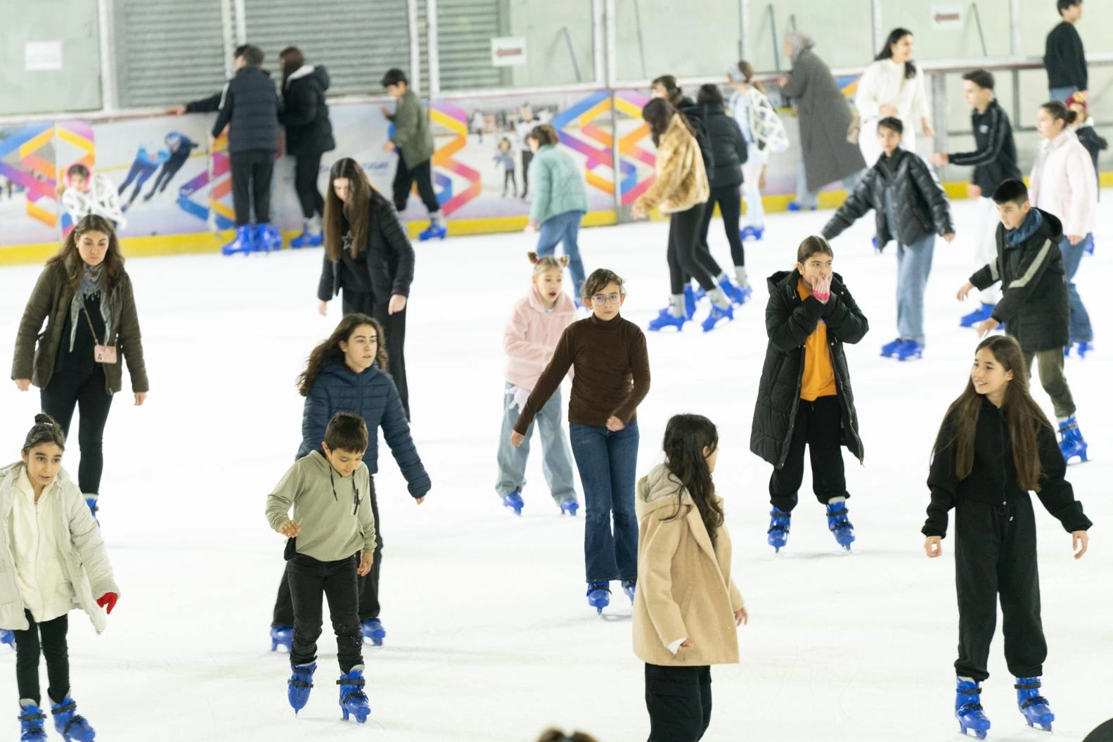 &Ouml;ğrencilerin buzda karne sevinci