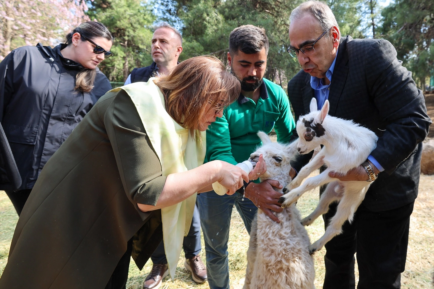 T&uuml;rkiye'de doğan ilk bebek z&uuml;rafa ziyaret&ccedil;ilerle buluştu